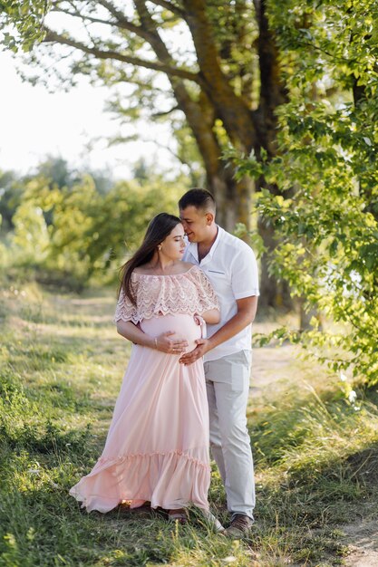 una pareja embarazada