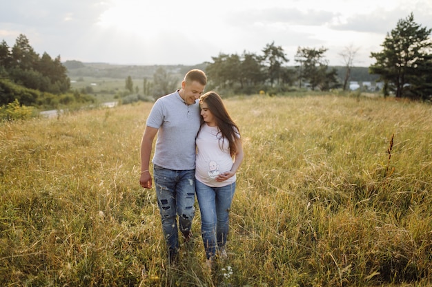 una pareja embarazada