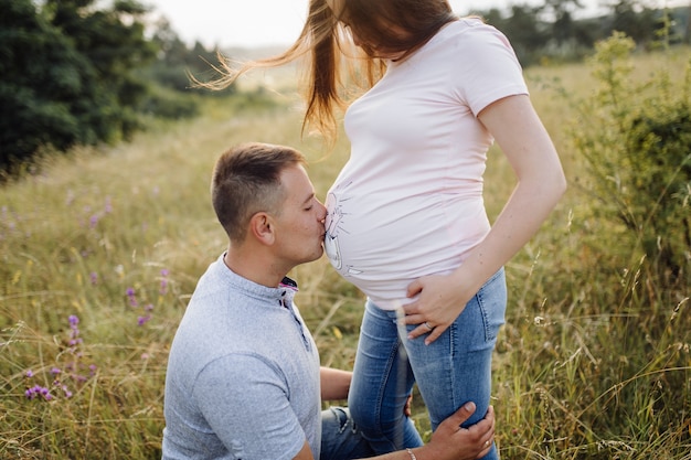 una pareja embarazada