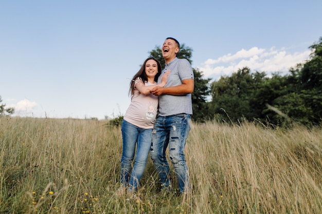 una pareja embarazada