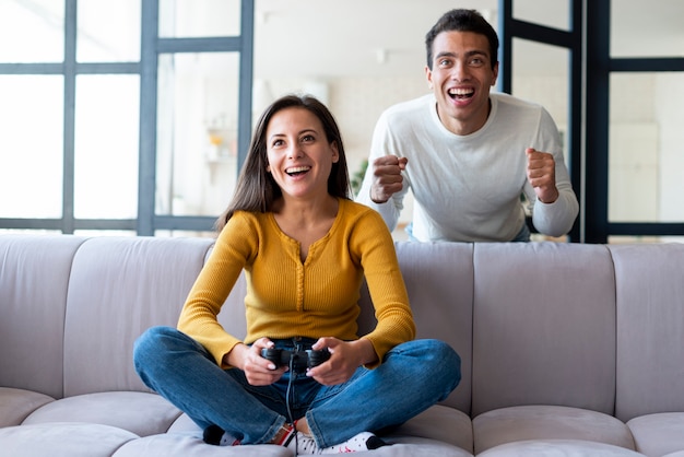 Pareja emocionada disfrutando juegos juntos