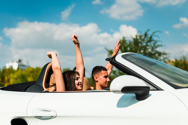 Pareja emocionada viajando con coche