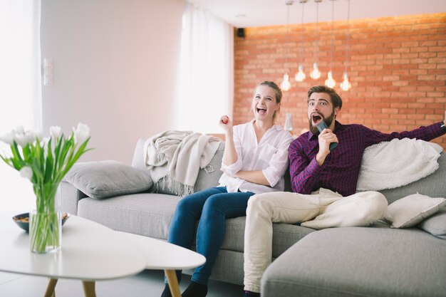 Pareja emocional viendo la televisión