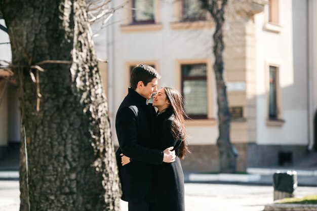 Pareja enamorada abrazándose