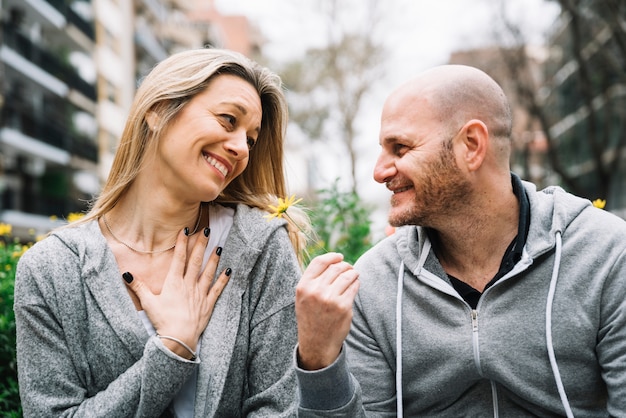 Pareja enamorada al aire libre