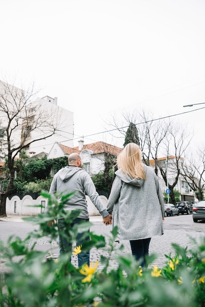 Pareja enamorada al aire libre