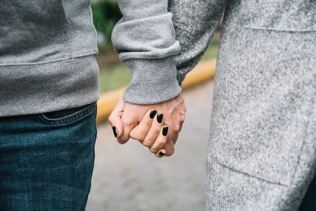 Foto gratuita pareja enamorada al aire libre