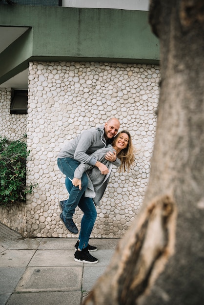 Foto gratuita pareja enamorada al aire libre