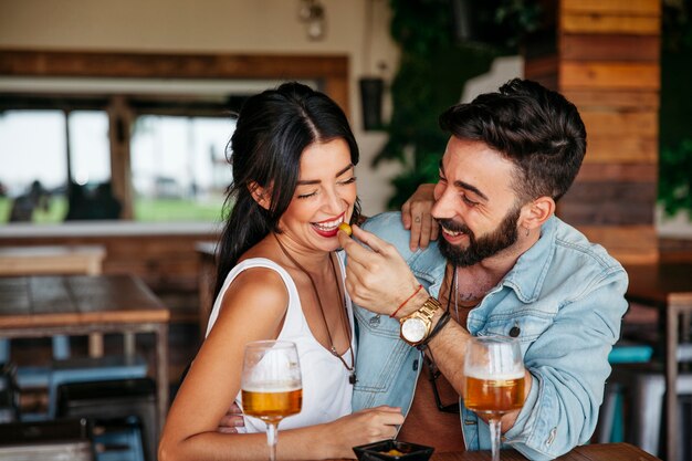 Pareja enamorada en bar