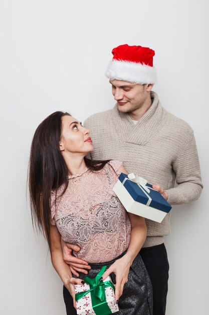 Pareja enamorada con cajas de regalo