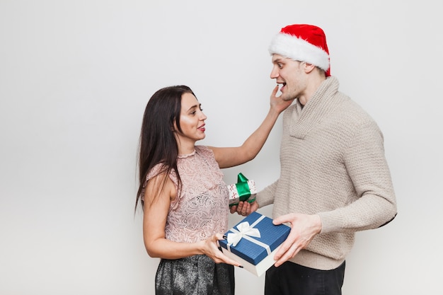 Pareja enamorada con cajas de regalo