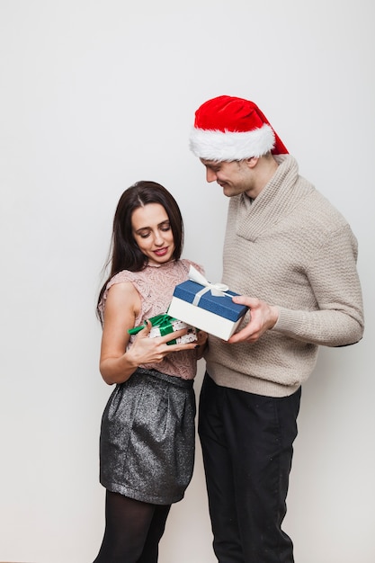 Pareja enamorada con cajas de regalo