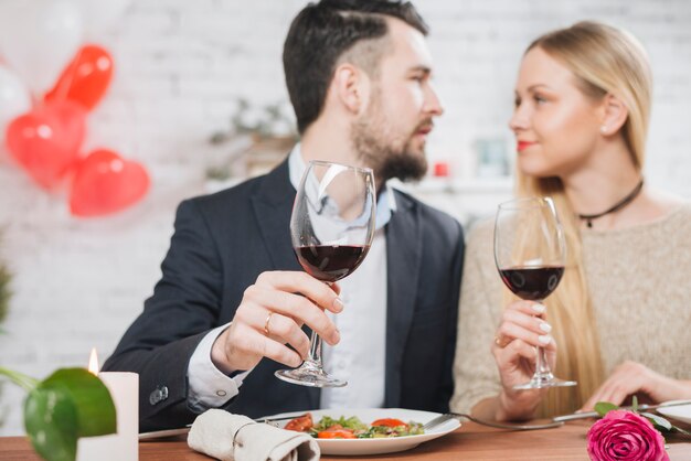 Pareja enamorada celebrando aniversario