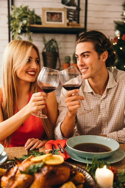 Pareja enamorada en cena de navidad