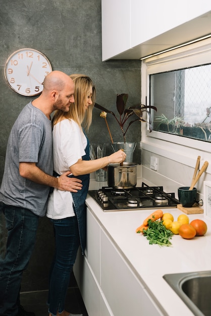 Foto gratuita pareja enamorada en cocina