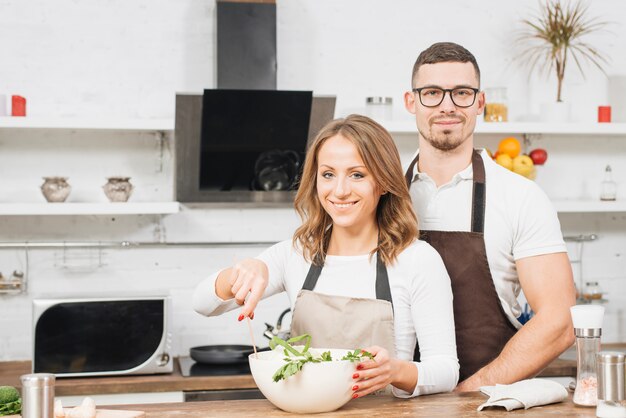 Pareja enamorada cocinando juntos