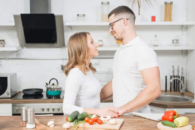 Pareja enamorada cocinando juntos