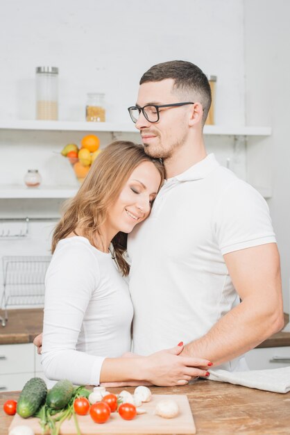 Pareja enamorada cocinando juntos