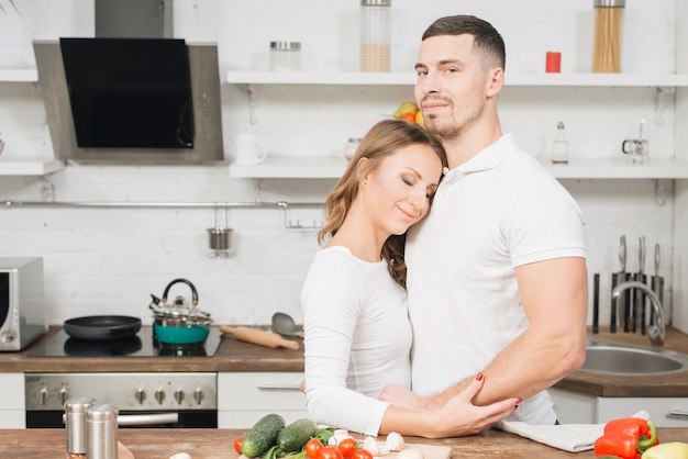 Pareja enamorada cocinando juntos