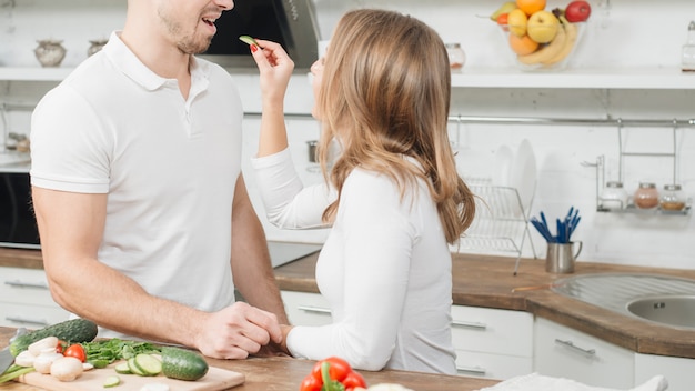 Pareja enamorada cocinando juntos