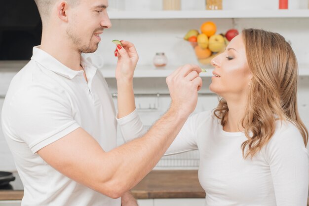 Pareja enamorada cocinando juntos