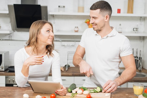 Pareja enamorada cocinando juntos