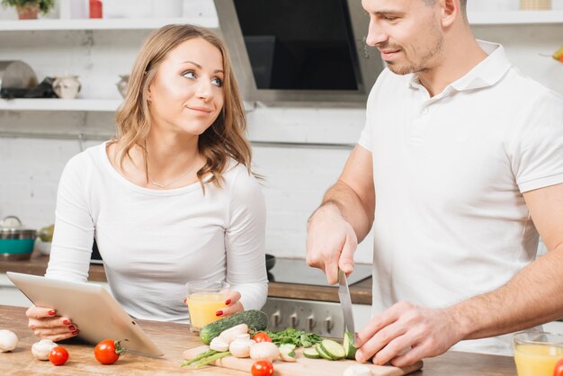 Pareja enamorada cocinando juntos