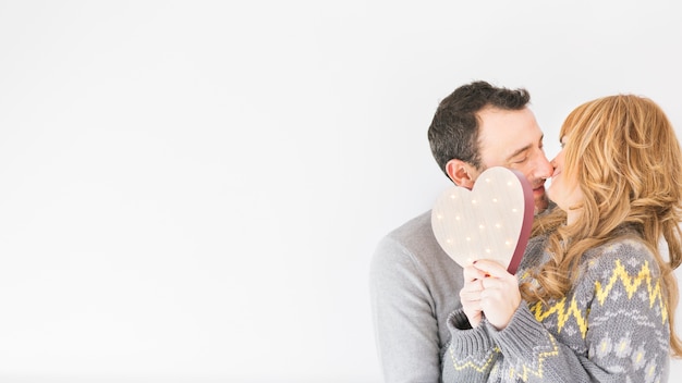 Foto gratuita pareja enamorada con corazón decorativo