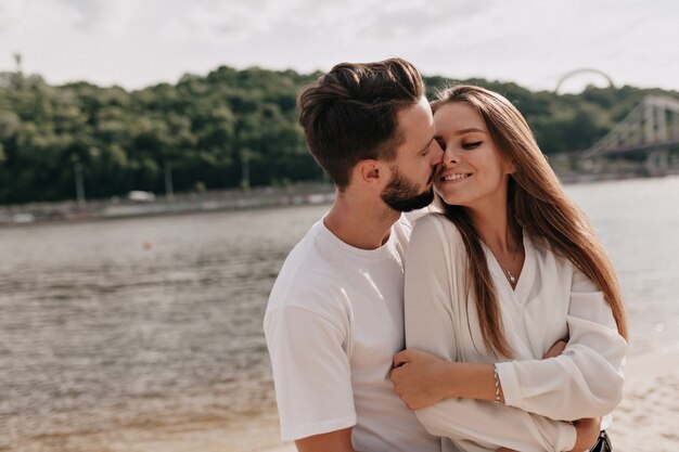 Pareja enamorada, disfrutando del horario de verano cerca del lago