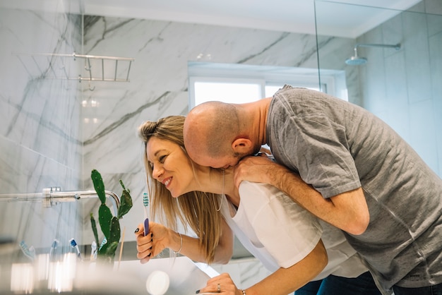 Pareja enamorada e baño