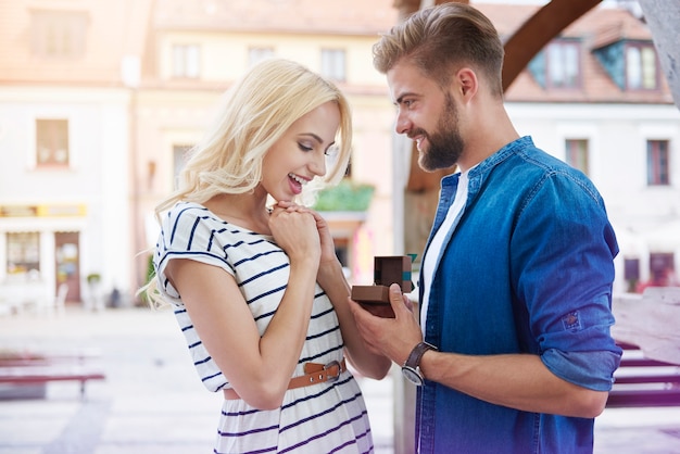 Pareja enamorada haciendo el siguiente paso