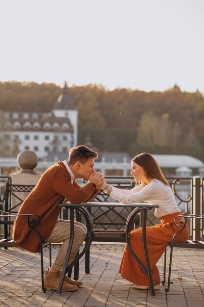 Pareja enamorada junto al lago