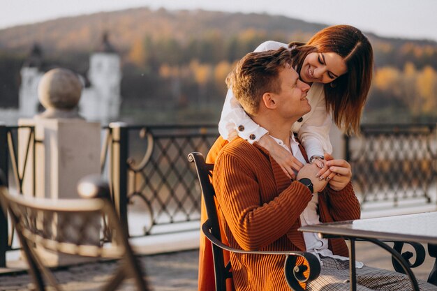 Pareja enamorada junto al lago