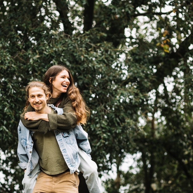 Pareja enamorada juntos en la naturaleza