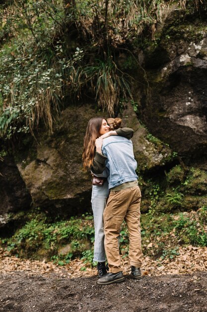 Pareja enamorada juntos en la naturaleza