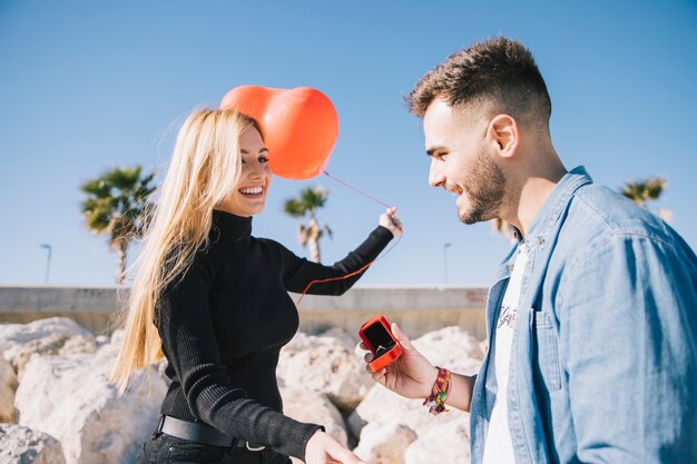 Pareja enamorada participando en la costa