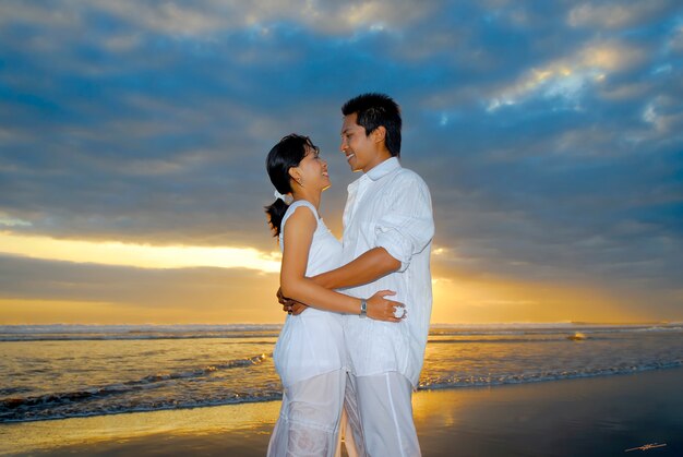 Pareja enamorada en la playa