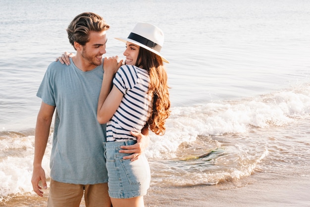 Pareja enamorada por la playa