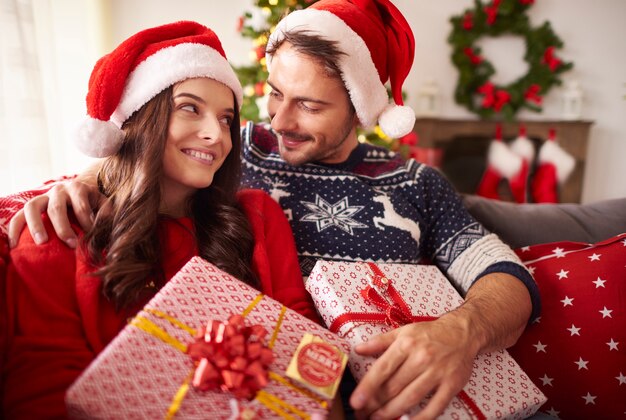 Pareja enamorada de regalos de Navidad