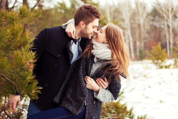 Pareja enamorada sonriendo antes de besarse