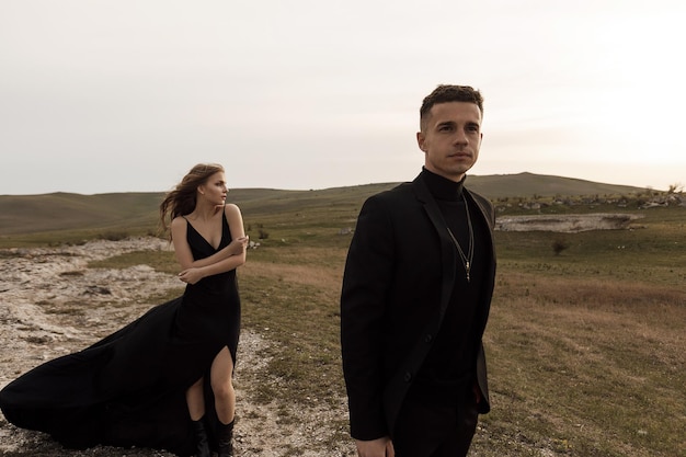 pareja enamorada con traje y vestido negro