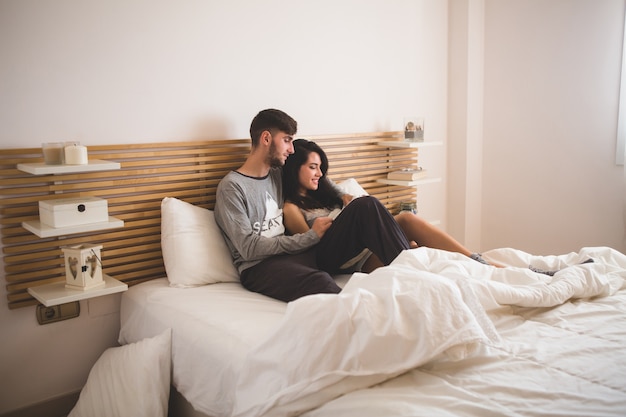 Pareja enamorada tumbada en la cama