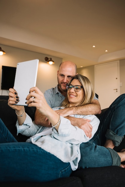 Pareja enamorada usando tableta