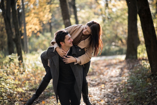 Foto gratuita pareja enamorada