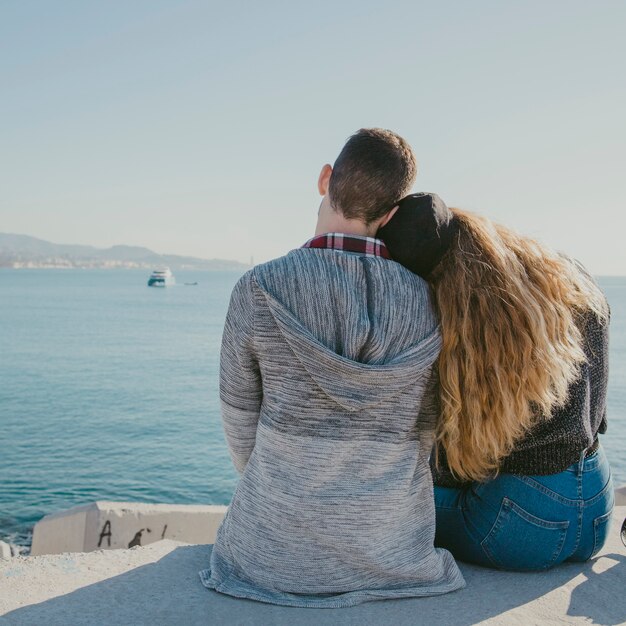 Pareja enamorado enfrente del mar