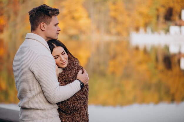 Pareja de enamorados abrazada por el lago