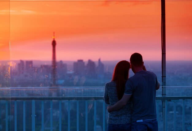 Pareja de enamorados admirando la torre Eiffel