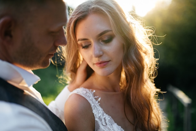 Pareja de enamorados besándose en viajes de naturaleza en las montañas