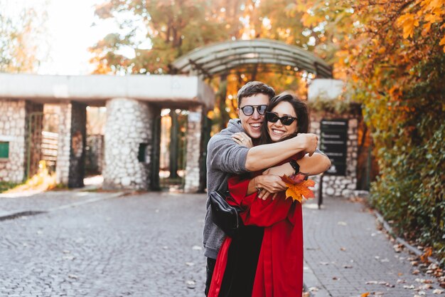 Pareja de enamorados caminando por las calles de otoño