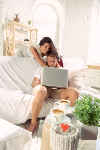 Pareja de enamorados en casa relajándose juntos.